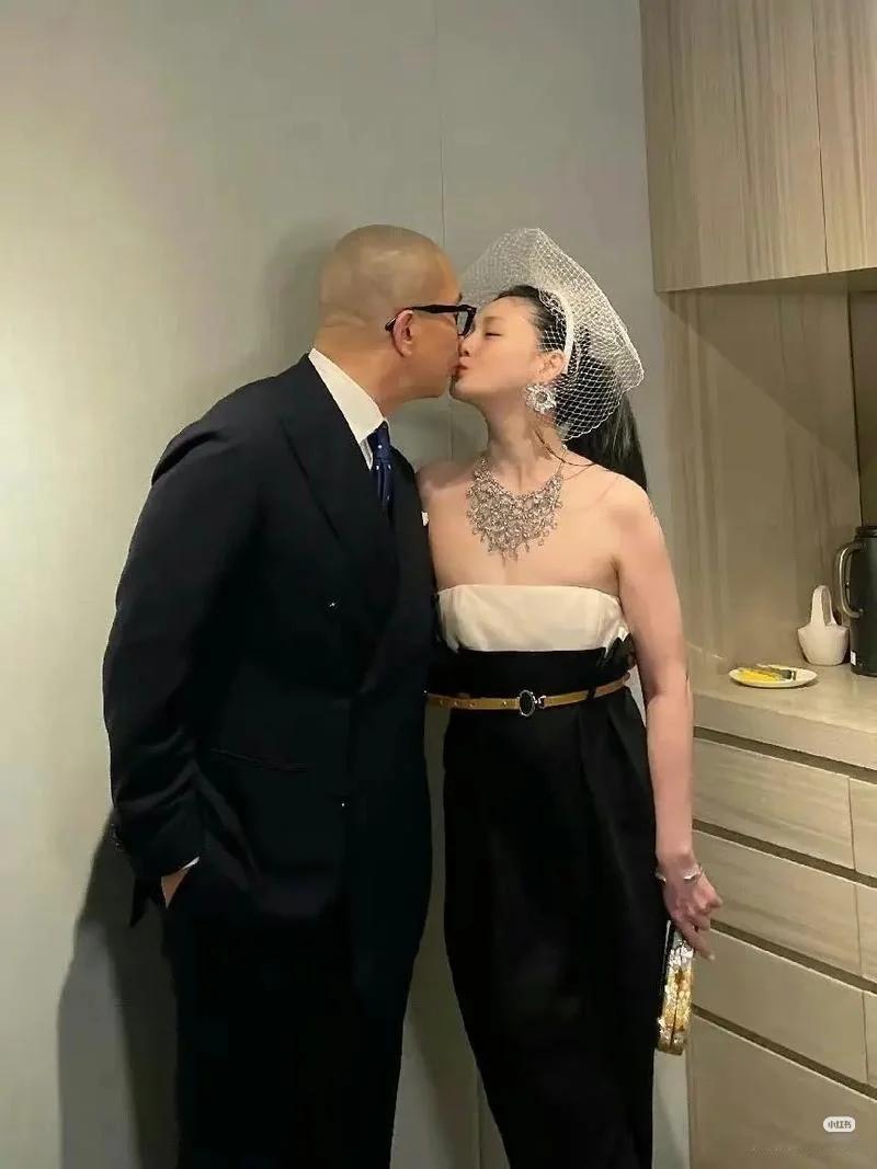年轻时候没结婚的大姑娘主动追他都不要，变成中年妇女还离异带两娃了，他倒突然主动积