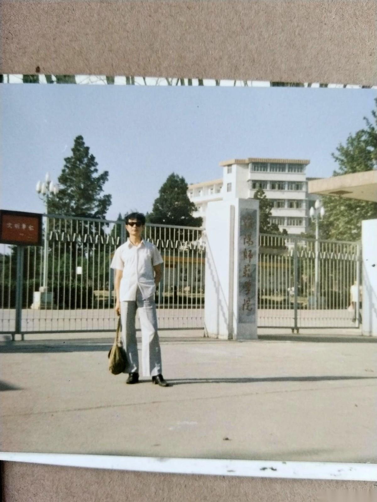 八十年代，我宁可天天在宿舍里煮泡面，也不愿意去食堂吃一口米饭。真的，就这么夸张