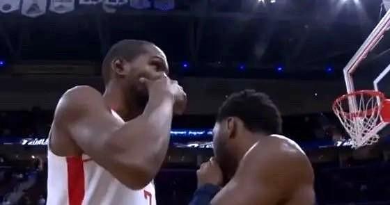 杜兰特与米切尔捂嘴交谈。杜兰特很有可能在招募米切尔！火箭最薄弱的就是后卫线了