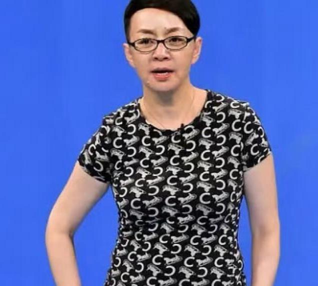宋丹丹一件T恤穿20年，真节俭还是真凡尔赛？那英演唱会上，宋丹丹穿了件拼布T