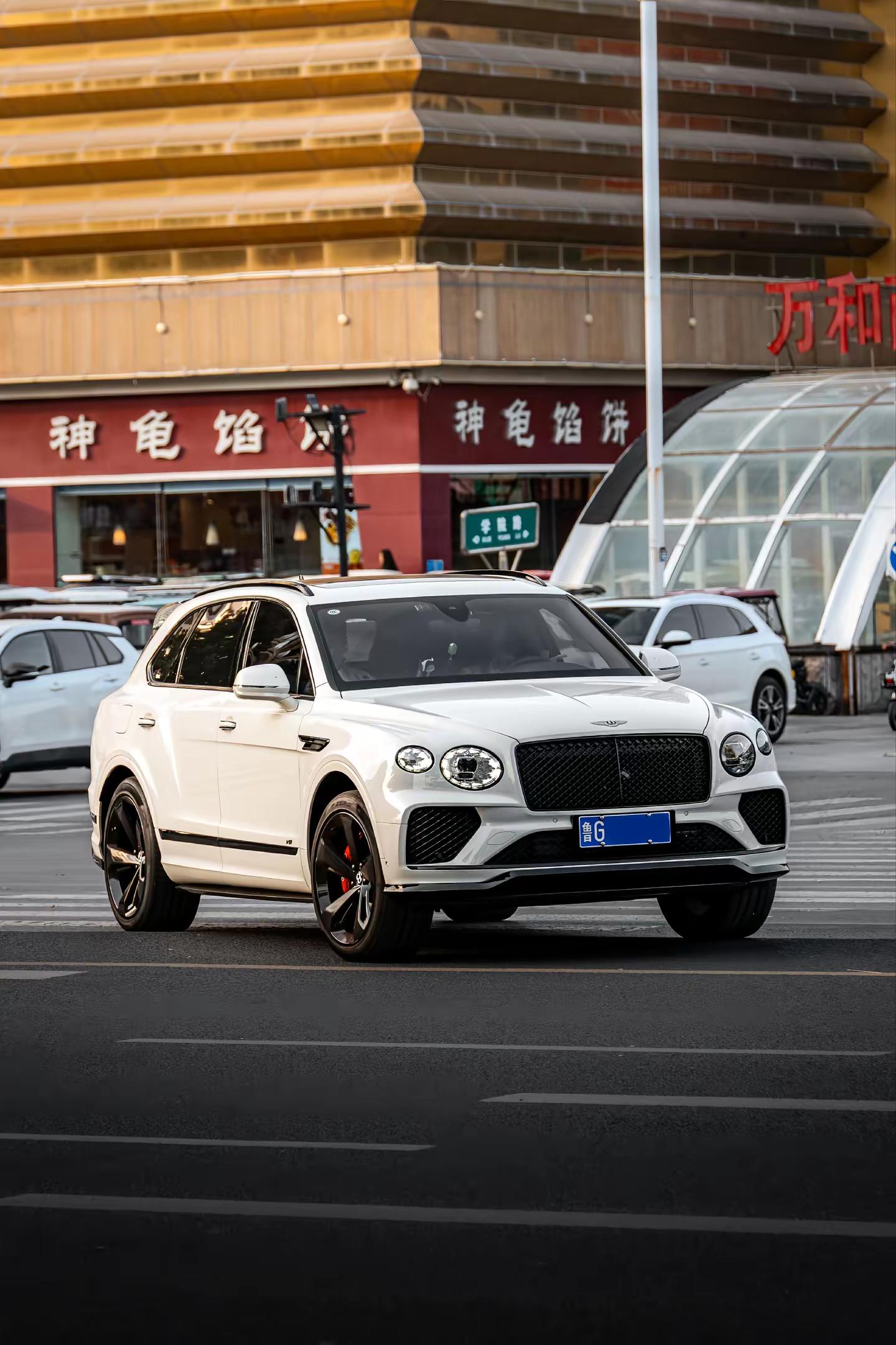寿光东城汽车街拍一小时，众多漂亮车型登场。宾利添越、四连号大G、尊界s800、领克系列等车型宾利添越