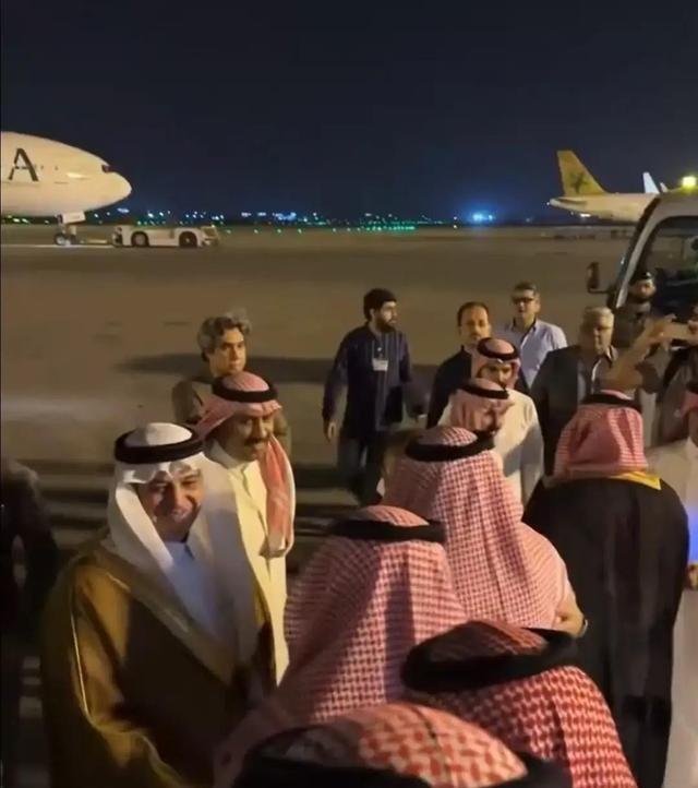 沙特一出手就是100亿美元，直接砸在巴基斯坦瓜达尔港，不是建清真寺，不是修