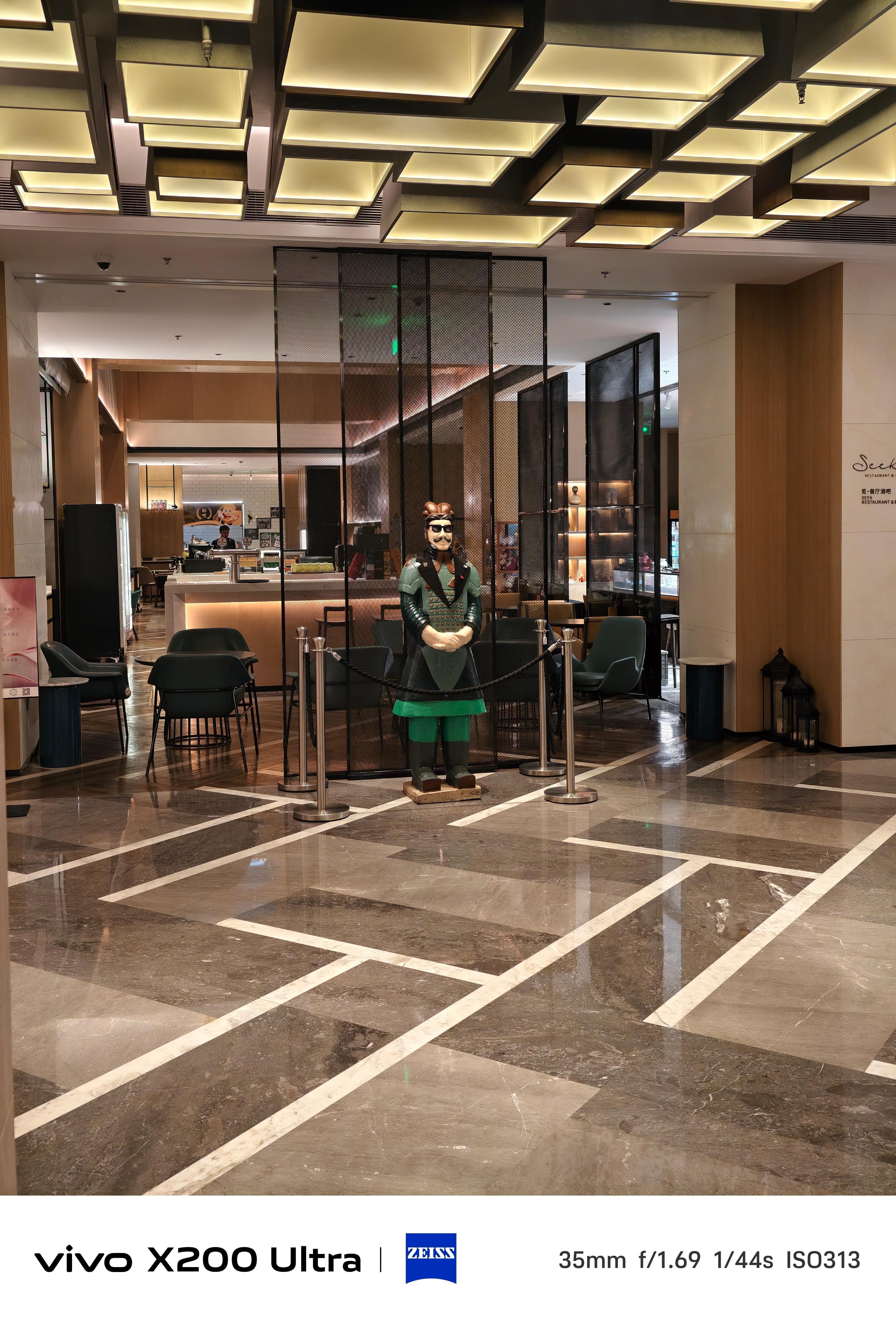 西安这家酒店有点东西进门就是一个彩色的兵马俑怪…引人注目的