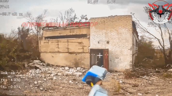 乌军忘记随手关门了，最后悲剧了！在红利曼库普扬斯克方向！这名乌军躲在一栋老旧的