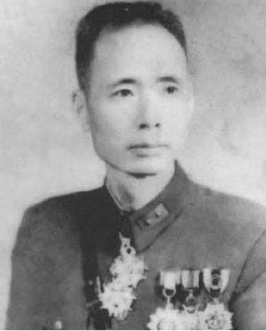 1934年，川军军长郭汝栋奉命追击红军，谁知他在望远镜里看着红军抬担架过山脊，然