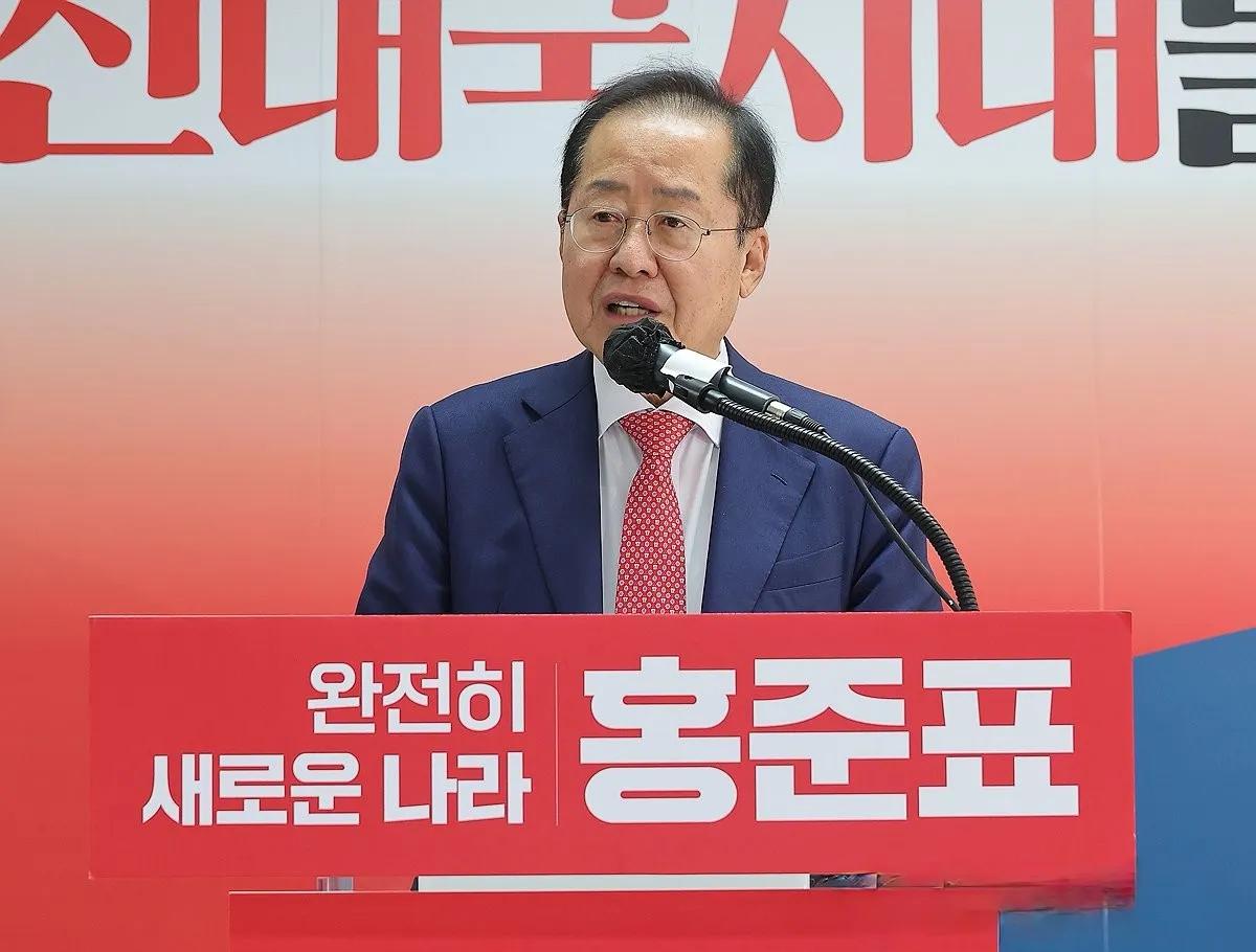 身在政坛外，嘴在政坛内的洪准杓开骂：“尹锡悦毁了国家，毁了党”他认为：支持他