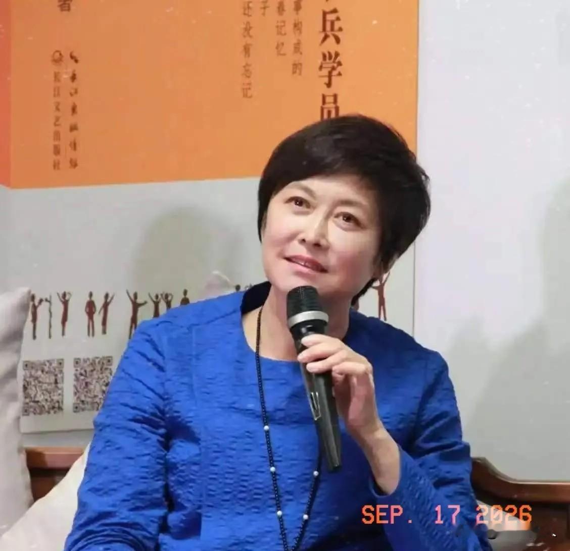 敬一丹追悼会正式举行众多大咖现身送别，李修平戴黑色口罩，明显哭过，陈铎夫妇也来