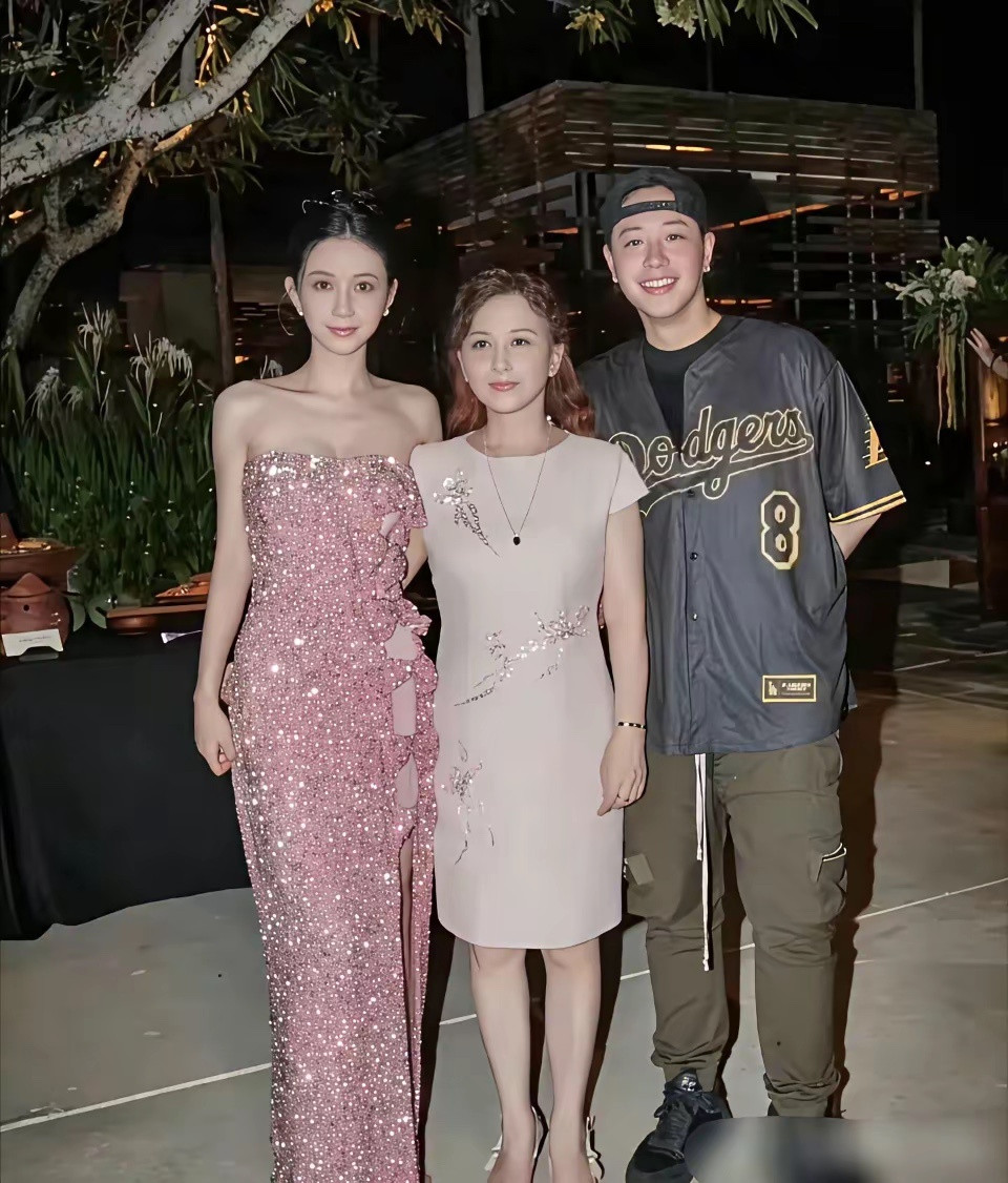 潘玮柏老婆，一看就是原生的！看她妈妈的五官，简直一模一样。