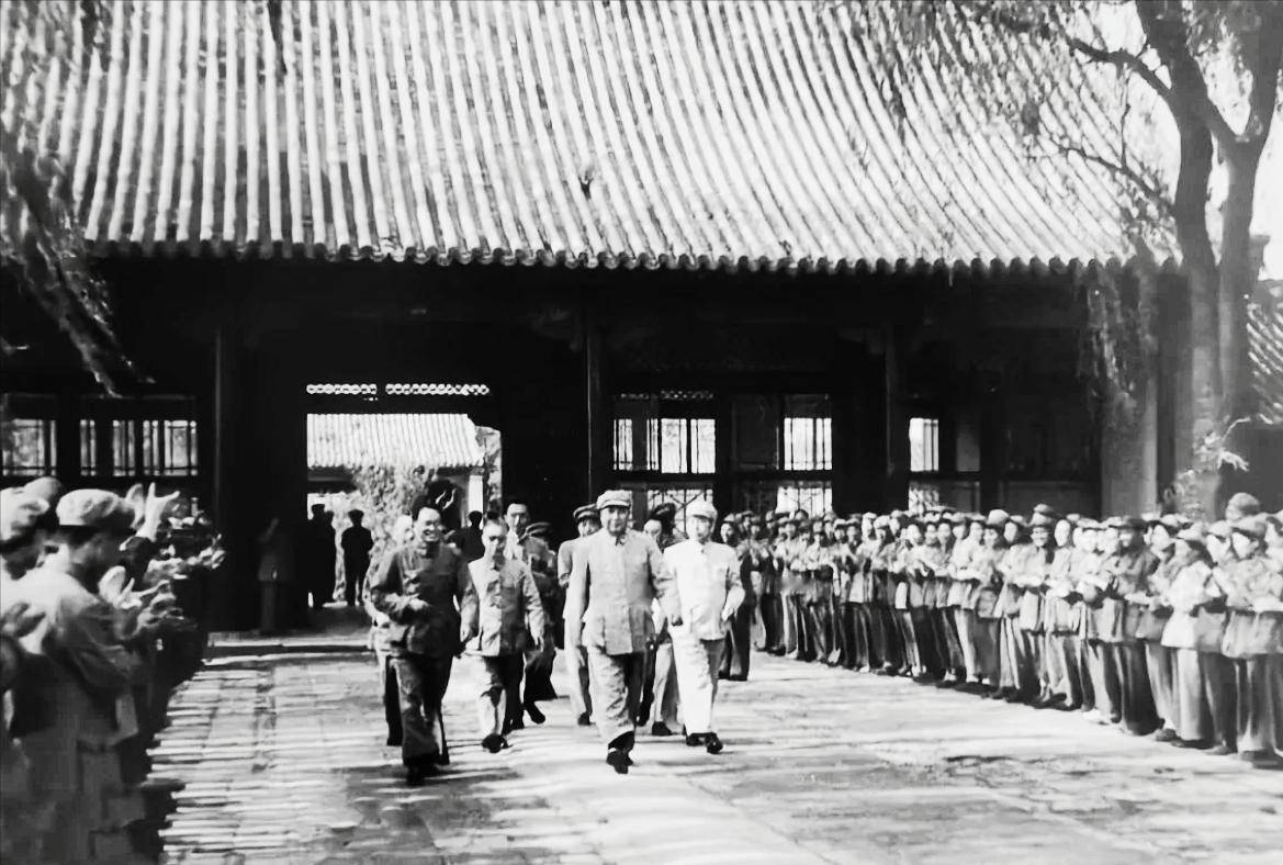 1949年，毛主席率众进驻中南海。毛泽东胸襟开阔，气度不凡，步履沉稳从容，落落