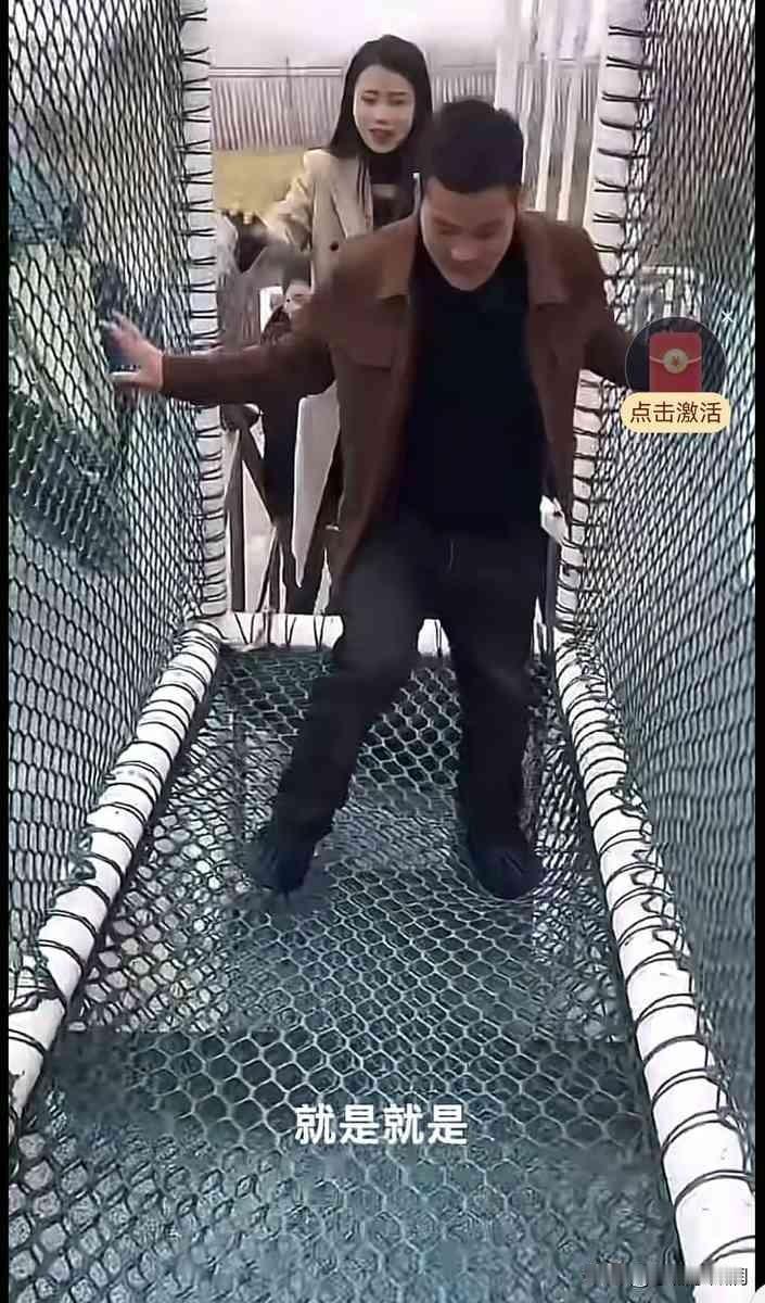 刀疤哥脚刚踏上索桥，文旅主播说“走这条路就像走人生”。他随口接了句：一踩一个坑