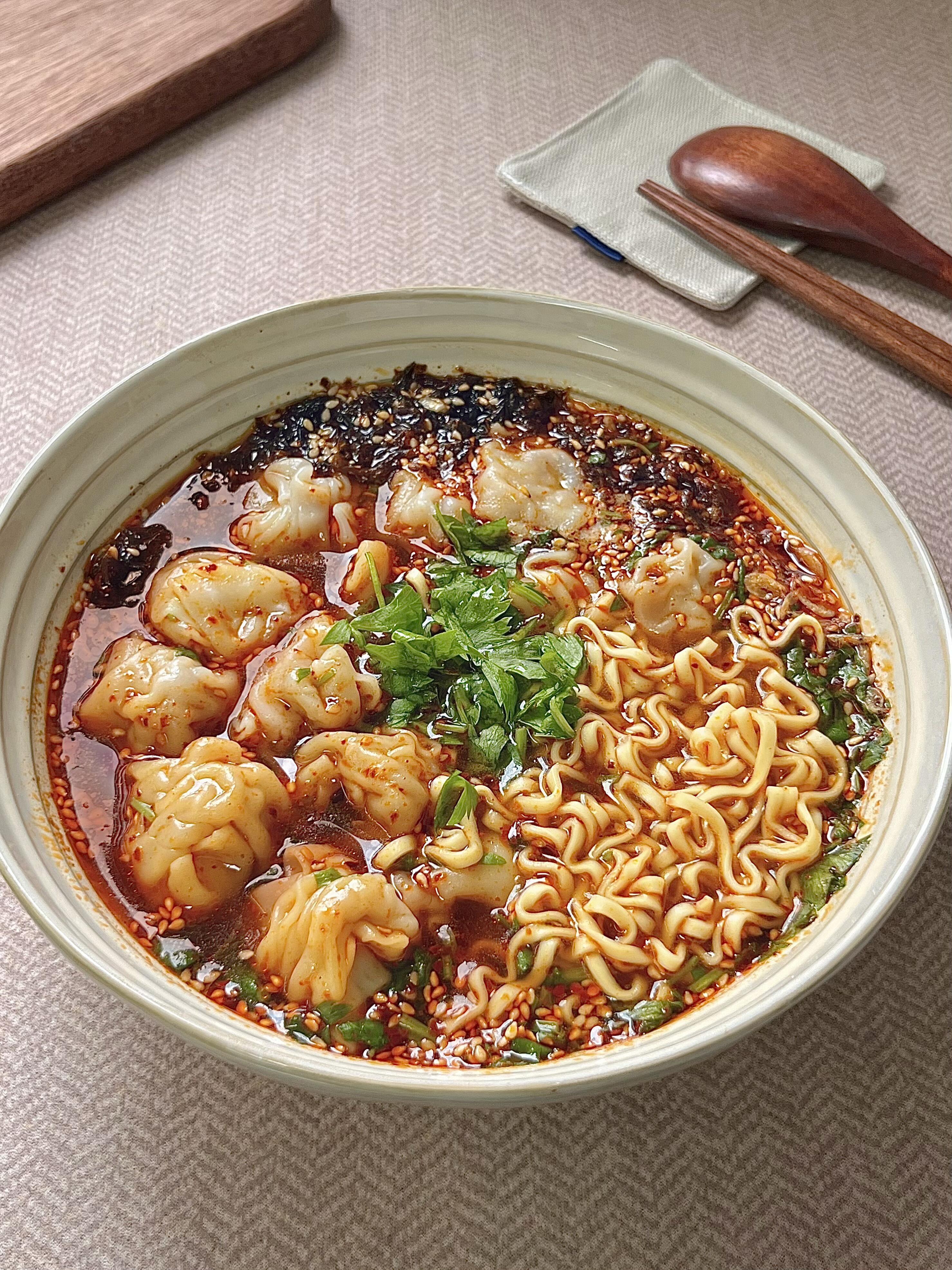 都去吃，嘎嘎香。鸡肉鲜嫩入味 加上辣椒的鲜辣，！ 拌上浓郁的酱汁在面条...