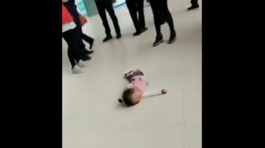 实拍: 孩子躺地上打滚, 妈妈不舍得打, 生气的说“真讨厌”! 这能教好孩子?