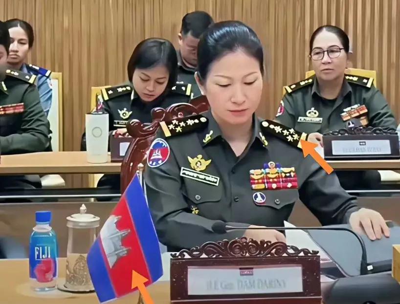 你说柬埔寨战斗力不行嘛？但他将军多，几十年不打仗，怎么会有这么多将军？难道都是洪