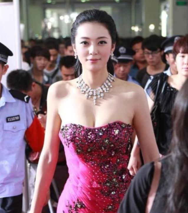 她被誉为“中国第一黄金比例”，魔鬼身材超模都羡慕，凭一己之力令无数导演为之疯狂，