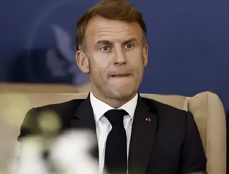 马克龙恐怕还在做梦，以为自己那套“极限施压”的把戏能再次奏效。毕竟，他在达沃斯论