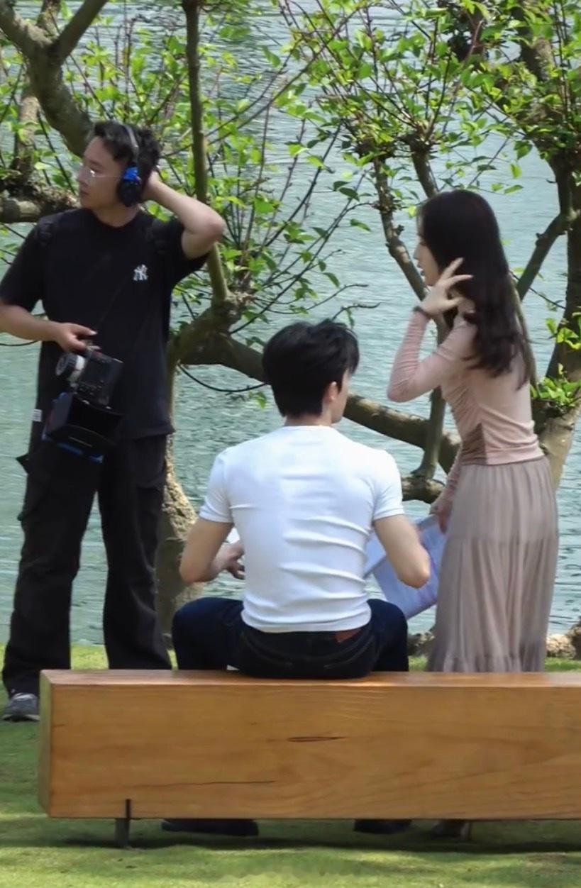 王星越紧身白T王星越白T肌肉线条好标准的身材