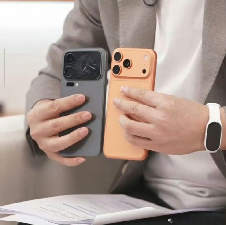 卢伟冰拿到了第一批iPhone17Pro，并且直接和小米17Pro对比，相似