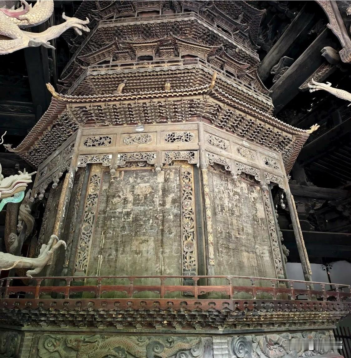 这组照片拍摄的是被誉为“深山龙宫”的四川绵阳平武报恩寺中的镇寺之宝——明代转轮藏