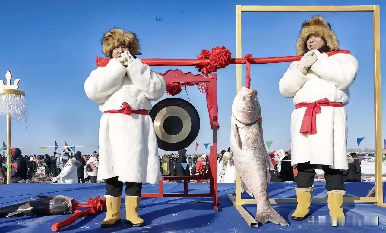 东北的冬捕鱼活动拉开帷幕啦，那场面可真是隆重非凡！放眼望去，人山人海！东北冬天捕
