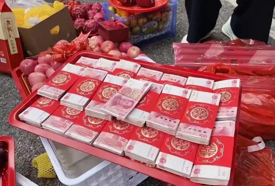 订婚宴上，女方家人拿出点钞机，全家人认真清点彩礼。渐渐地，订婚男子的脸色变得越来