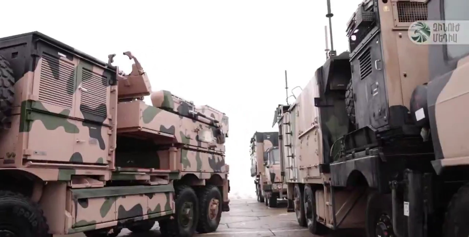亚美尼亚展示印系装备，包括阿卡什防空导弹、皮纳卡多管火箭炮、MARG155mm