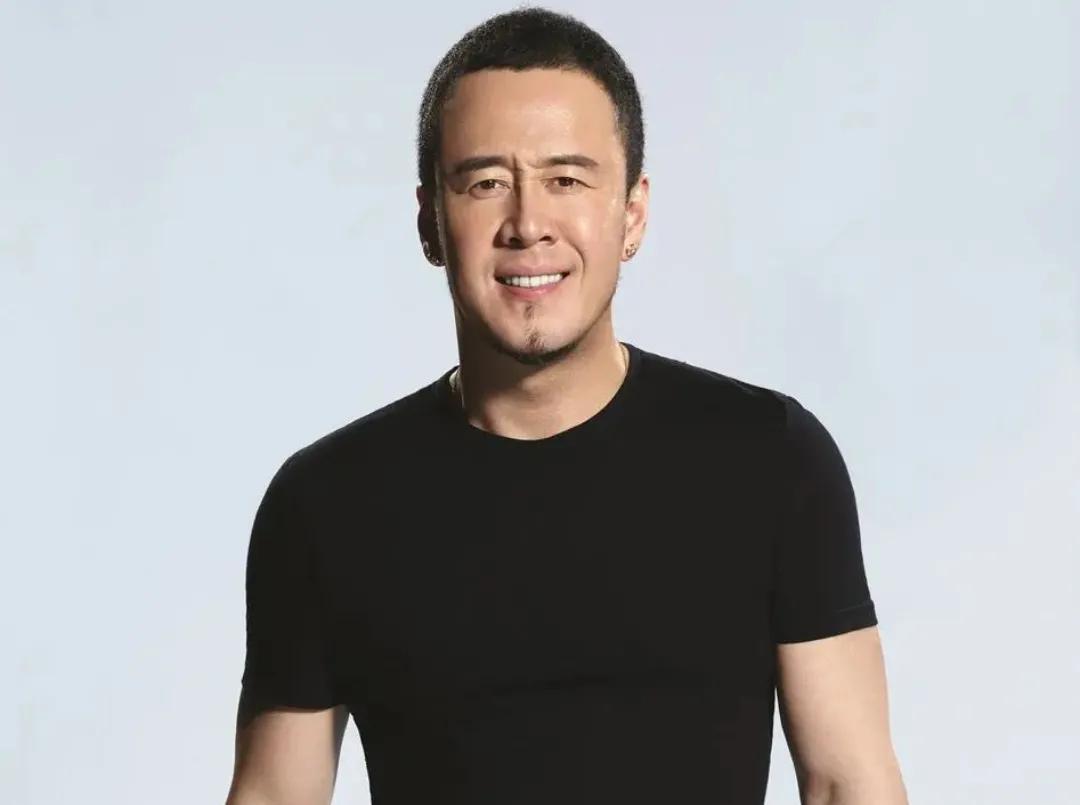 1996年，白雪宣布和杨坤分手，临别前，她扯下脖子上的项链递给杨坤，说道：“留个