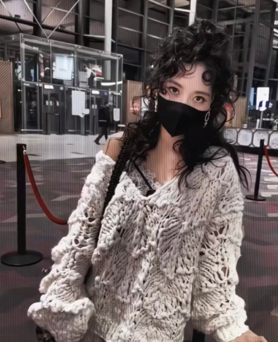 沈月冷脸完全是酷姐来的，厌世感缅因猫咪！太美了！​​​