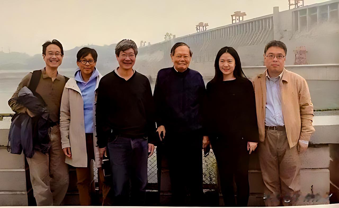 这是二零一八年杨振宁先生的三个孩子从美国来看望他并一同游览三峡时的一张珍贵合影，