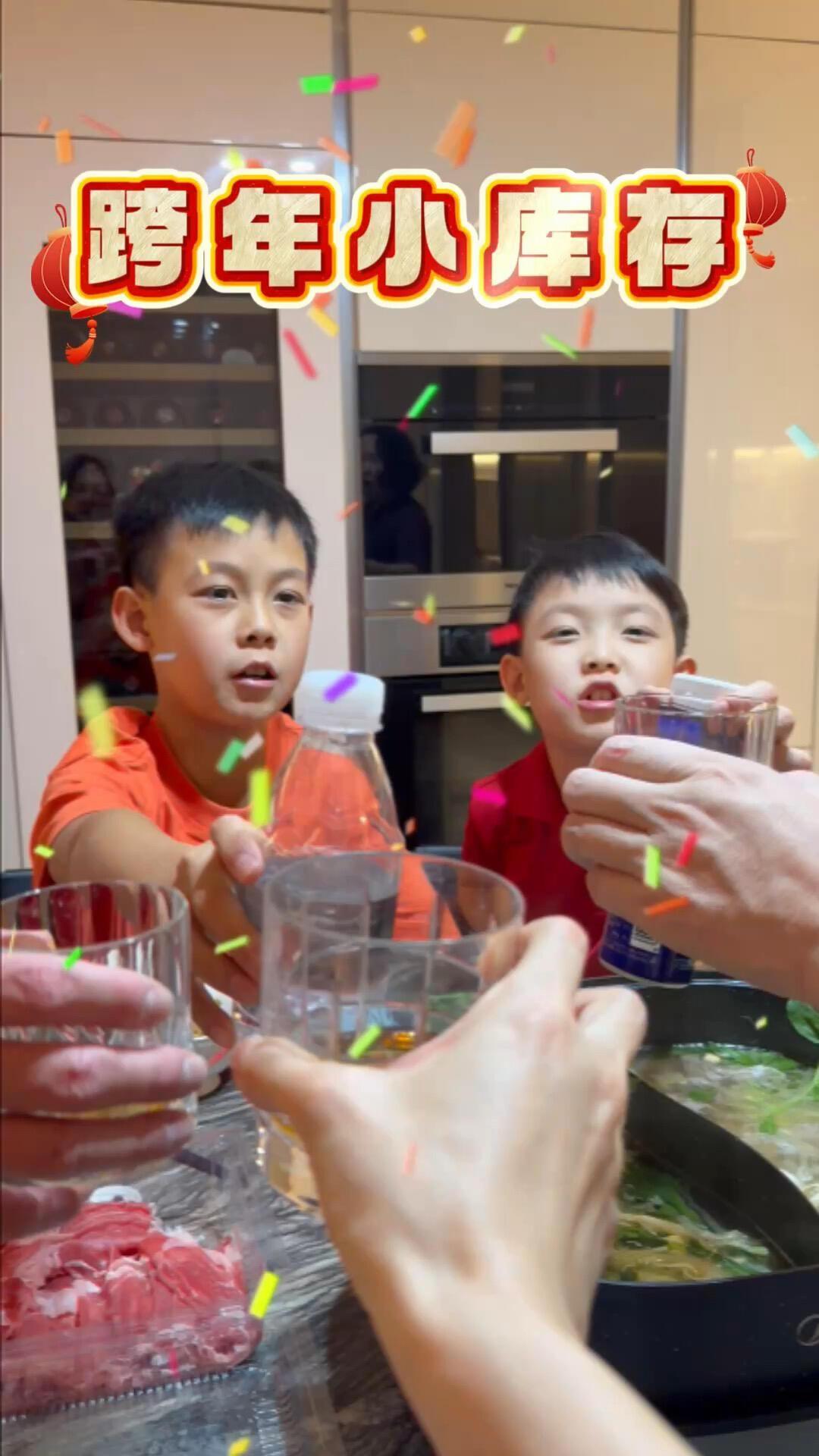 王皓老婆分享两个孩子的快乐，谈到志向，小小年纪就懂，一个要做男子汉，弟弟想像爸爸