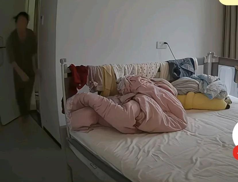 月嫂刚出门，孩子就从床上翻身滚下，孩子哇哇大哭，月嫂快步跑进来抱起孩子，孩子父