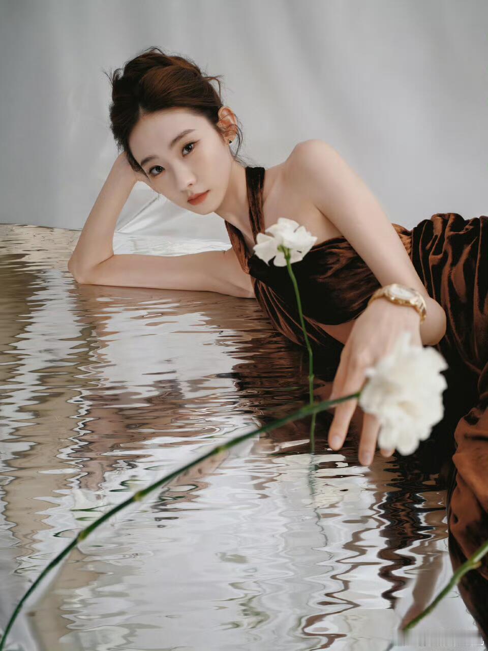 张艺凡红毯暂停我先吃个饭红毯造型美到发光，干饭速度快到惊人！零帧开炫的反差萌直接