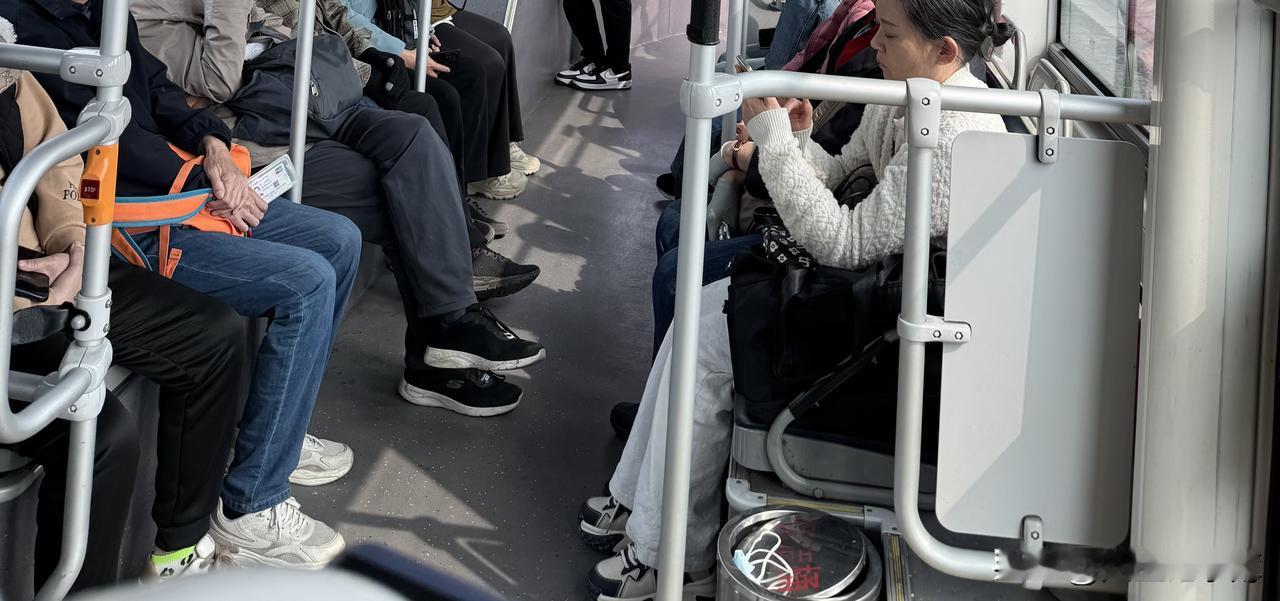 在北京看到的，无论年龄大小，穿着都比较随意舒适，看衣服、鞋子一点不张扬，价位可不