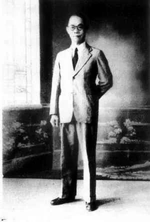 这不是演员饰演的，这是革命烈士吴石的真实相貌。照片中的吴石穿着西装，目光深邃，一