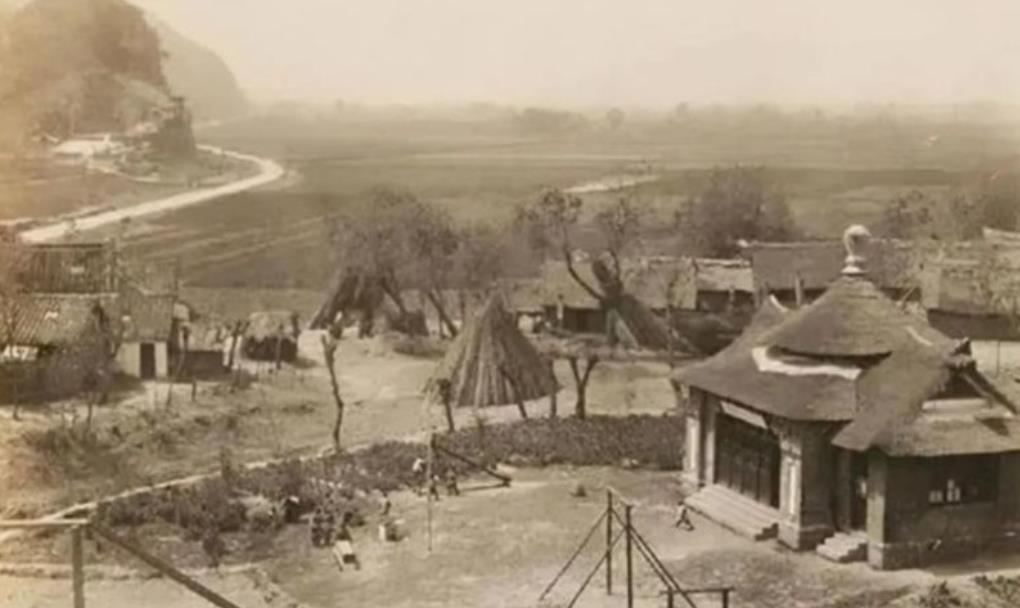 1958年，修建秦城监狱的时候，对秦城村的土地进行了征购。村子里的村民们，大多是