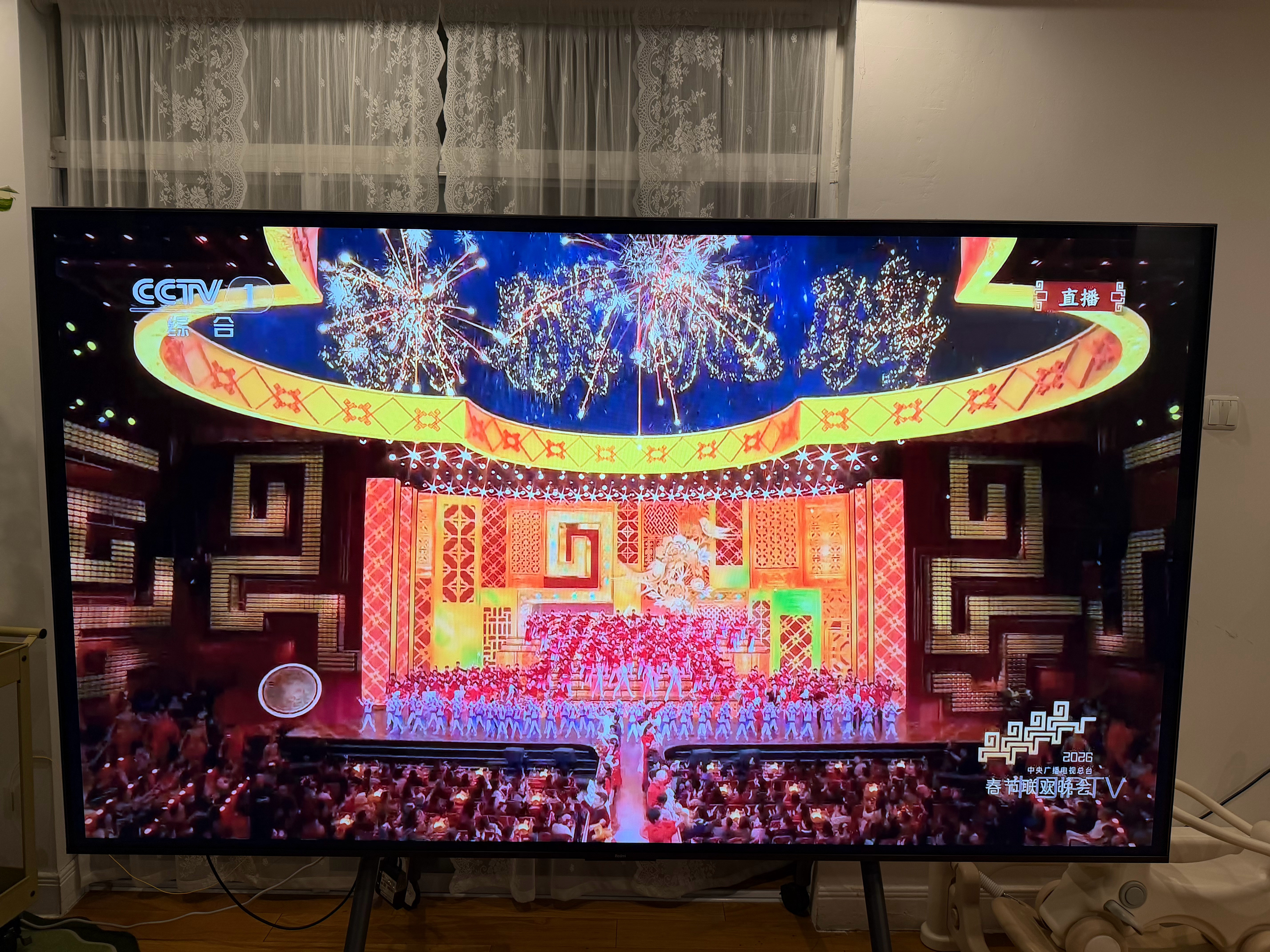 春晚大家都在看春晚吗？我现在有点忙不过来，刚把小祖宗哄睡着，锅里的烤鱼还没好呢