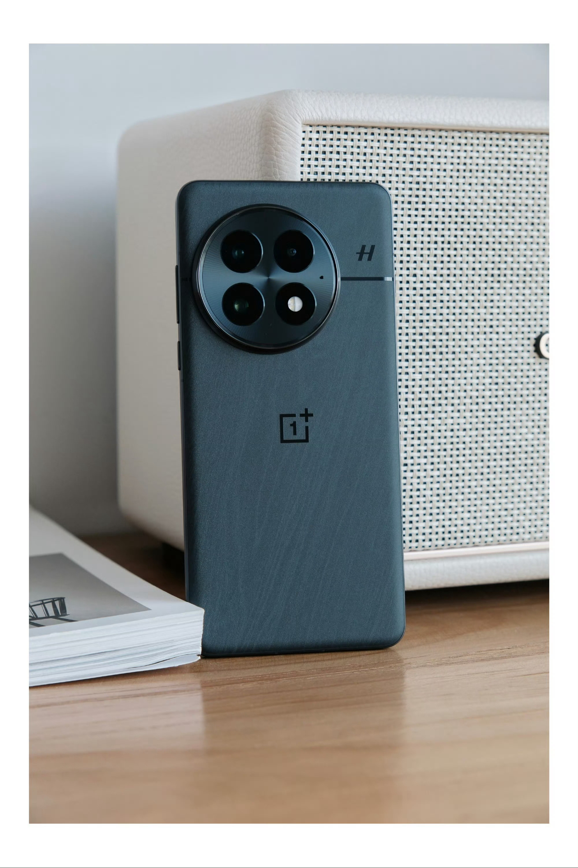 看了一下一加13的价格，现在渠道全新16GB+512GB才3400不到，性价比同