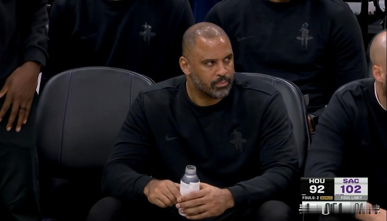 火箭主帅乌度卡真是目露凶光！在今天火箭客场挑战国王的比赛中，当时比赛进行到了第四