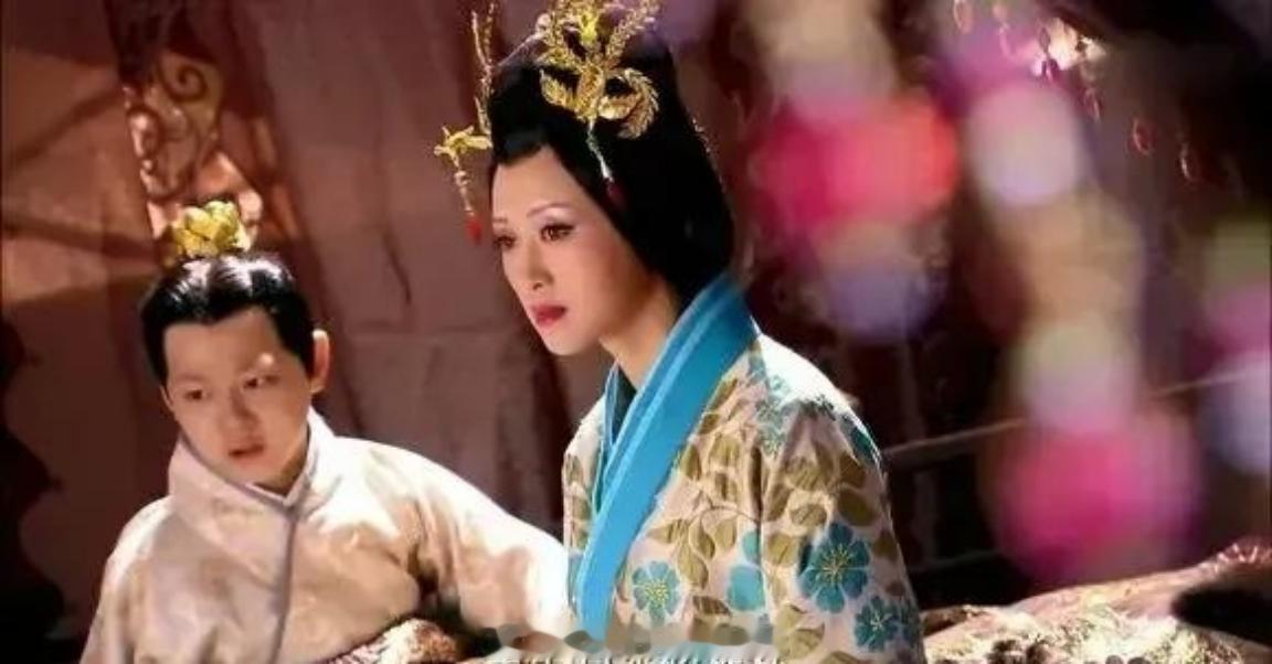 公元前88年，22岁的钩弋夫人刚刚侍寝完70岁的汉武帝。汉武帝突然变脸，下令：“