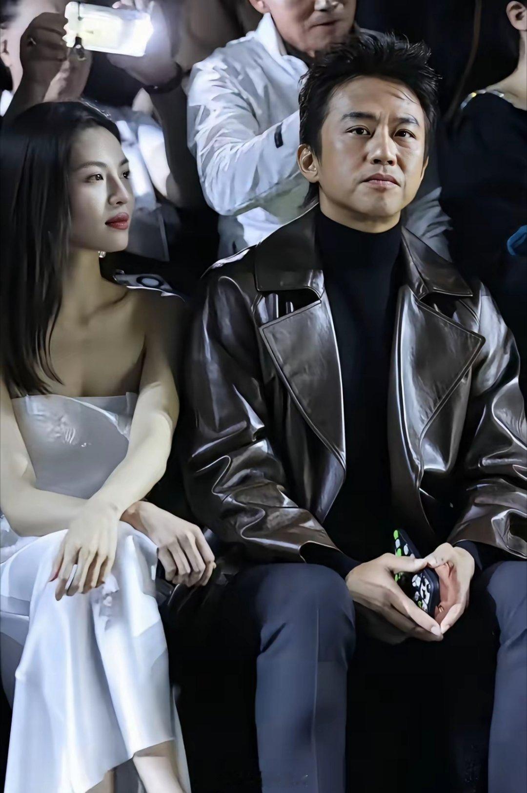 邓超旁边的“小刘亦菲”太美了，可是他有老婆了，不敢看一眼。