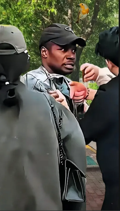 在街头，发生了一件让人气愤的事情。一名黑人男子在调戏路过的咱妈家女生，这时路