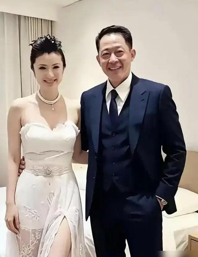 大家嘴里说王志文“嫁入豪门”，媳妇陈坚红是白手起家的兰博基尼女王。可工商信息一