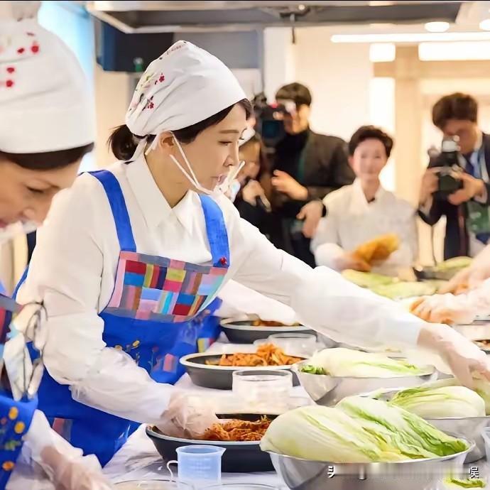 12月9日，韩国第一夫人金惠京和太平洋岛国的夫人们一起做泡菜，穿白衣，系着围裙，