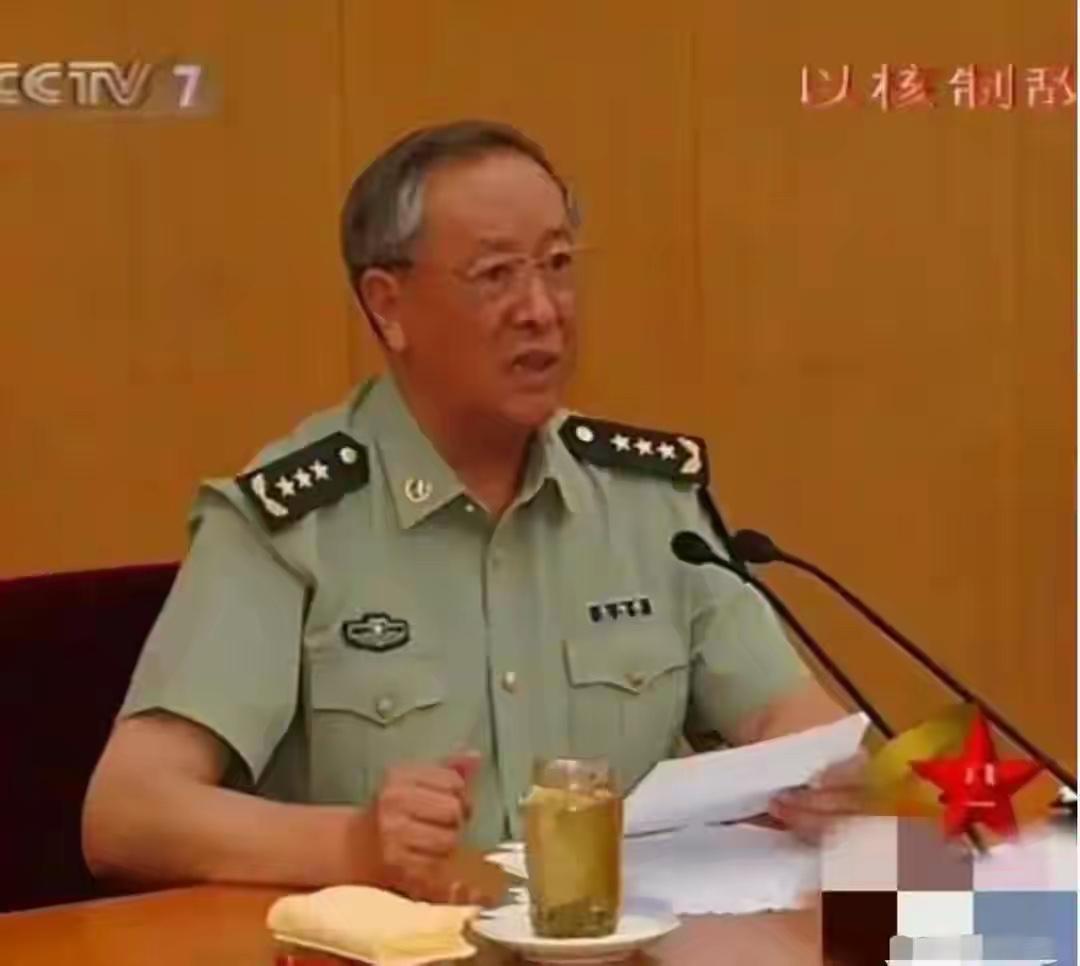 2009年，时任总参谋长的一位上将在开会时，面前放的不是制式茶杯，而是一个洗净的