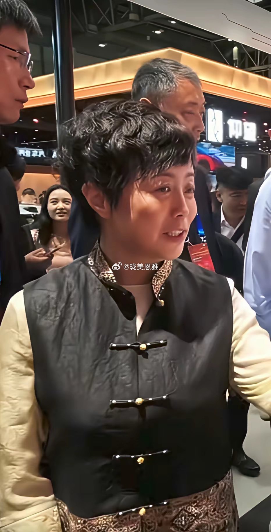 王传福的妻子李柯现身车展上的一幕一位实力派铁娘子，英文也超级棒