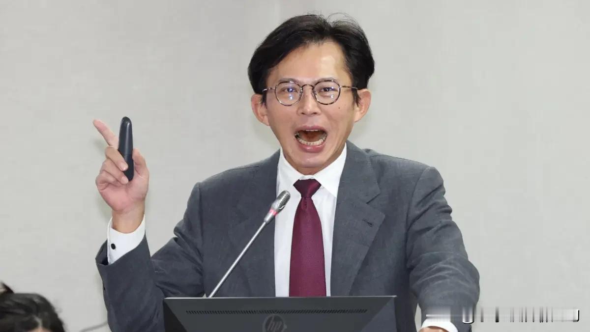 《远见》杂志民调显示，民众党支持者中，柯文哲认同度高达70.1%，而黄国昌仅41