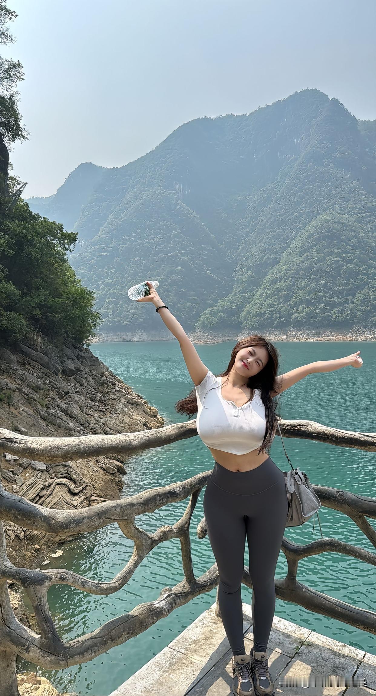 男人是不是都喜欢微胖肉肉的女人她像裹了层软绒的月光，丰腴得刚好落在审美上，连腰肢