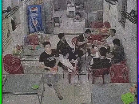 这老板娘的巴掌扇得也太解气了！凭啥干活还得被客人堵路？男的先用胳膊挡道就算了，居