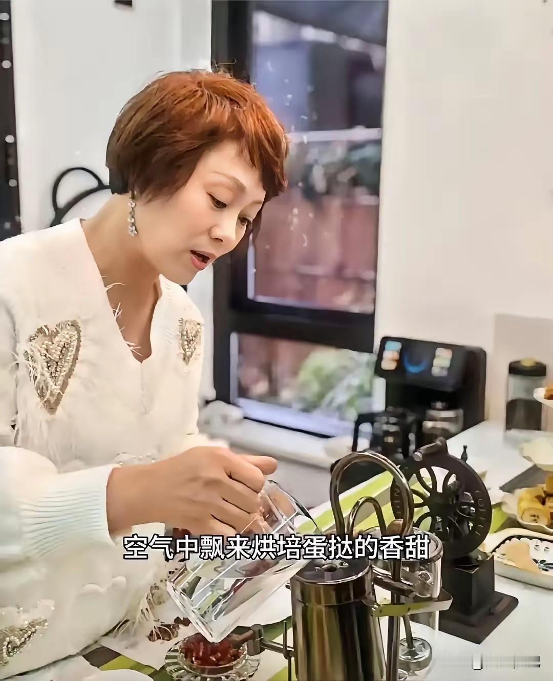曹母这贵妇日子，原来全靠女儿当三换来的？不骗你，刷到曹母的视频号，我真愣住了