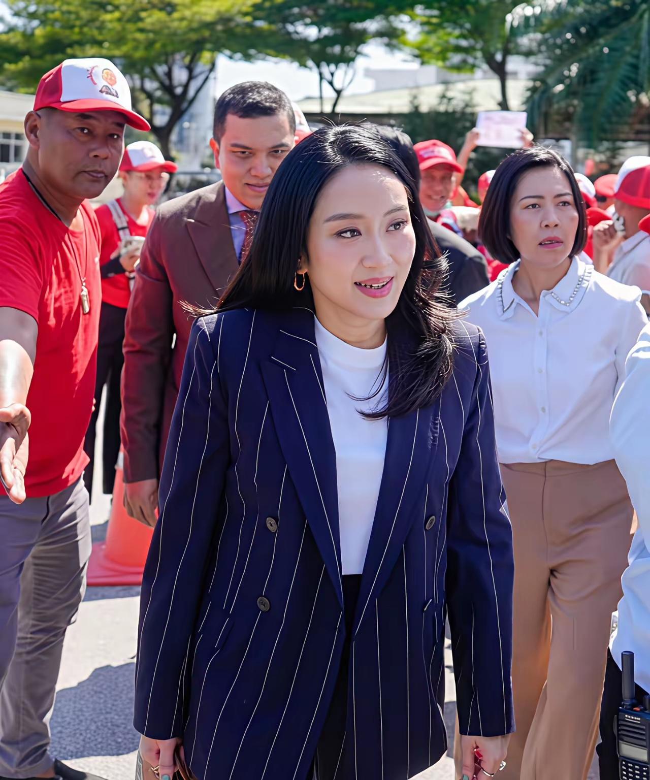 泰国的原理佩通坦，现在的为泰党党首，这时候她顾不了这么多了，只要监狱方面允许，他