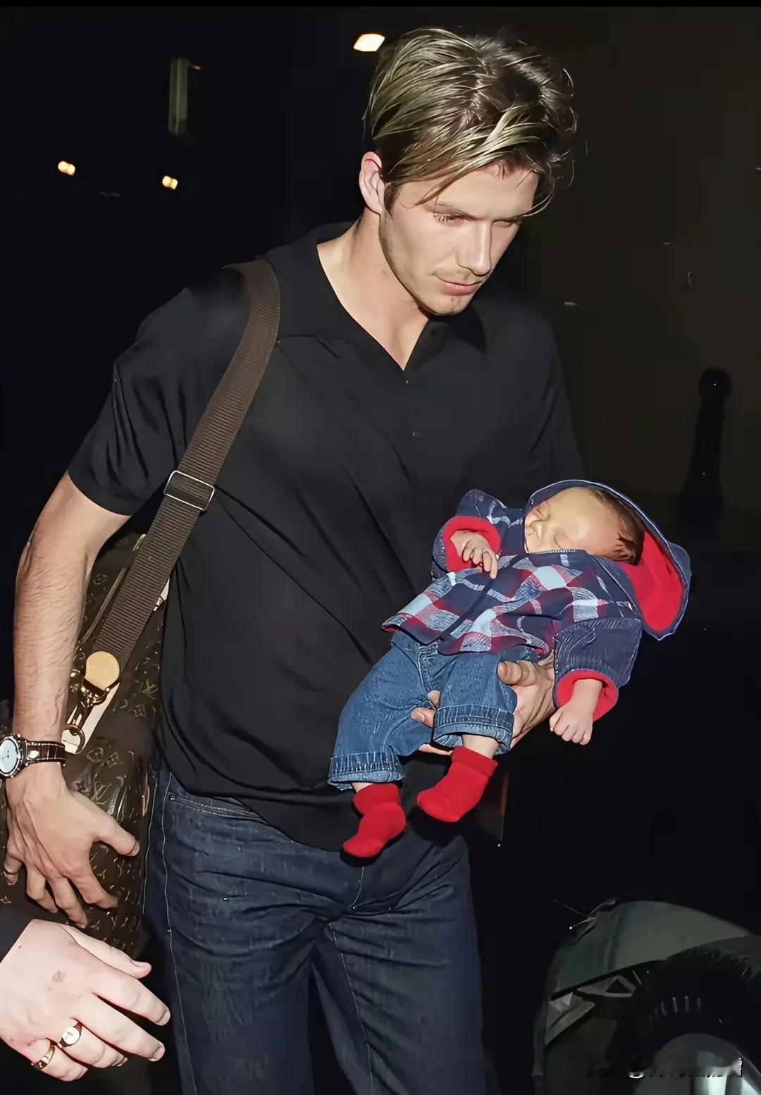 老照片:多么年轻帅气的贝克汉姆，是多少女性的梦中情人，他手上的宝贝儿就是他的